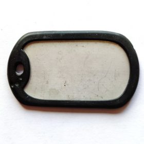 Gravírozott Fém dögcédula szálcsiszolt, gumi széllel