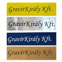 Gravírozott név és cégtáblák